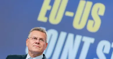 L’UE et les États-Unis finalisent l’accord commercial trouvé en juillet - Euractiv FR