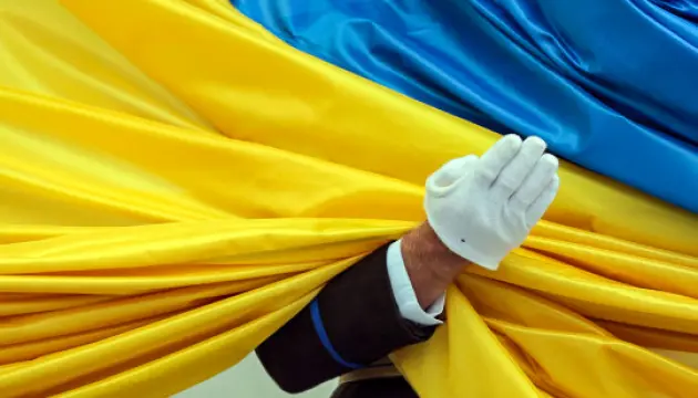 L'Ukraine célèbre la Journée du drapeau national