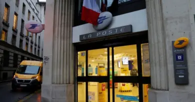La Poste : le changement de modèle, de postiers à banquiers