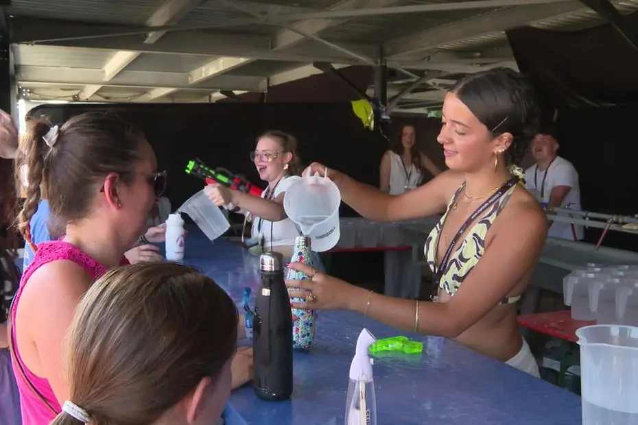"La bière c'est bien, mais ce n'est pas suffisant" : les techniques des festivaliers pour résister à la canicule