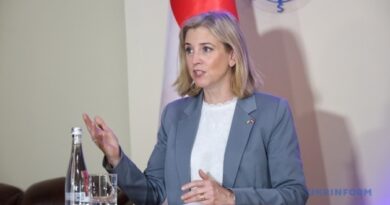 La cheffe de la diplomatie autrichienne propose d’organiser une Conférence sur la reconstruction de l’Ukraine à Vienne