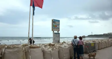 La côte atlantique face à une "puissante houle", drapeaux rouges sur les plages