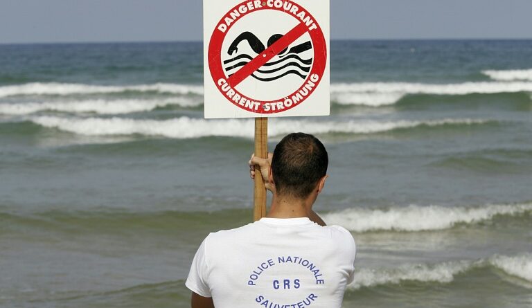 La côte atlantique face à une "puissante houle", drapeaux rouges sur les plages