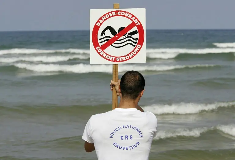 La côte atlantique face à une "puissante houle", drapeaux rouges sur les plages