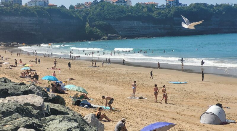 "La côte basque, c'est devenu la Côte d'Azur !" : ces habitants d'Anglet regrettent l'afflux de touristes sur la plage - ici