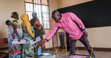La démocratie recule en Afrique, mais pas la participation politique, selon l'Afrobaromètre 2025