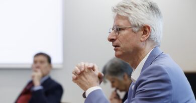 La divulgation d'e-mails relance l'affaire de népotisme de l'ex-directeur des SIG