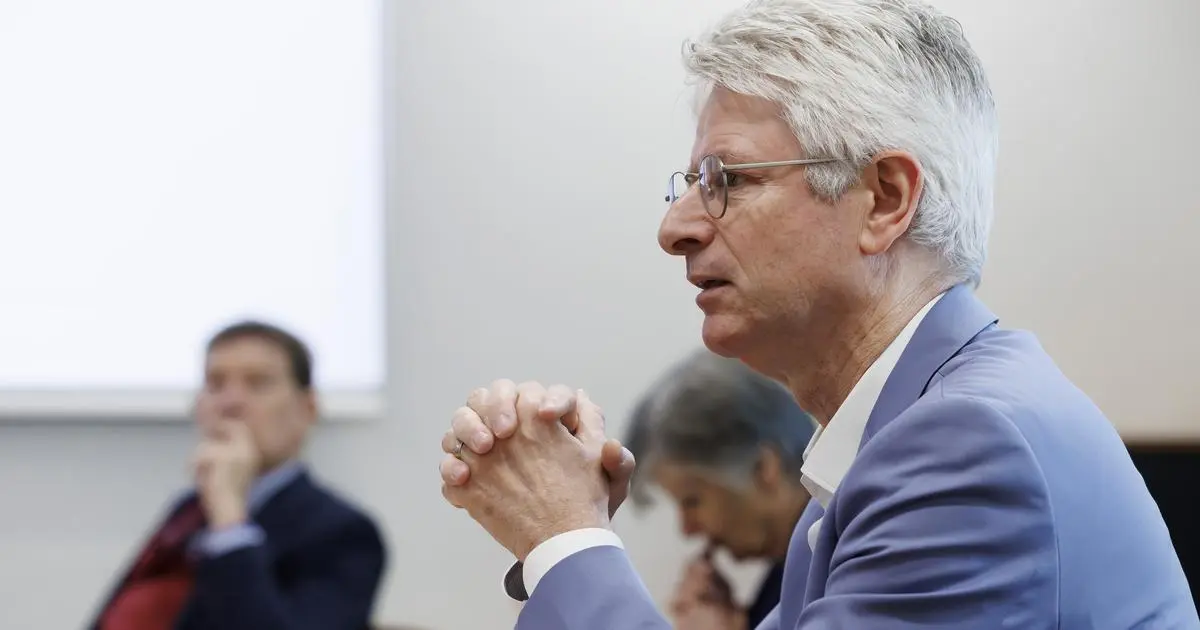 La divulgation d'e-mails relance l'affaire de népotisme de l'ex-directeur des SIG