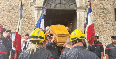 La grande famille des pompiers du pays grassois rend hommage à l’un des siens