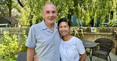 Lorne et Riza McVicar dans une cour arrière.