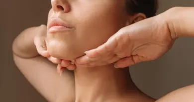 La méthode 53 : cette technique qui permet de sculpter le visage pour masquer un double menton