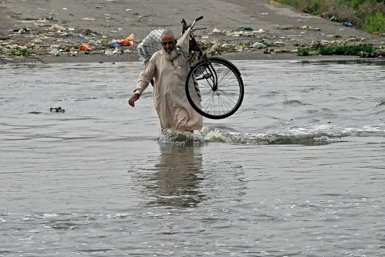 La mousson fait encore 20 morts au Pakistan, les pluies gagnent le Sud
