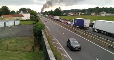 La rocade sud du Mans bloquée par l'incendie de la remorque d'un poids-lourd, l'odeur ressentie jusqu'à Lombron - ici
