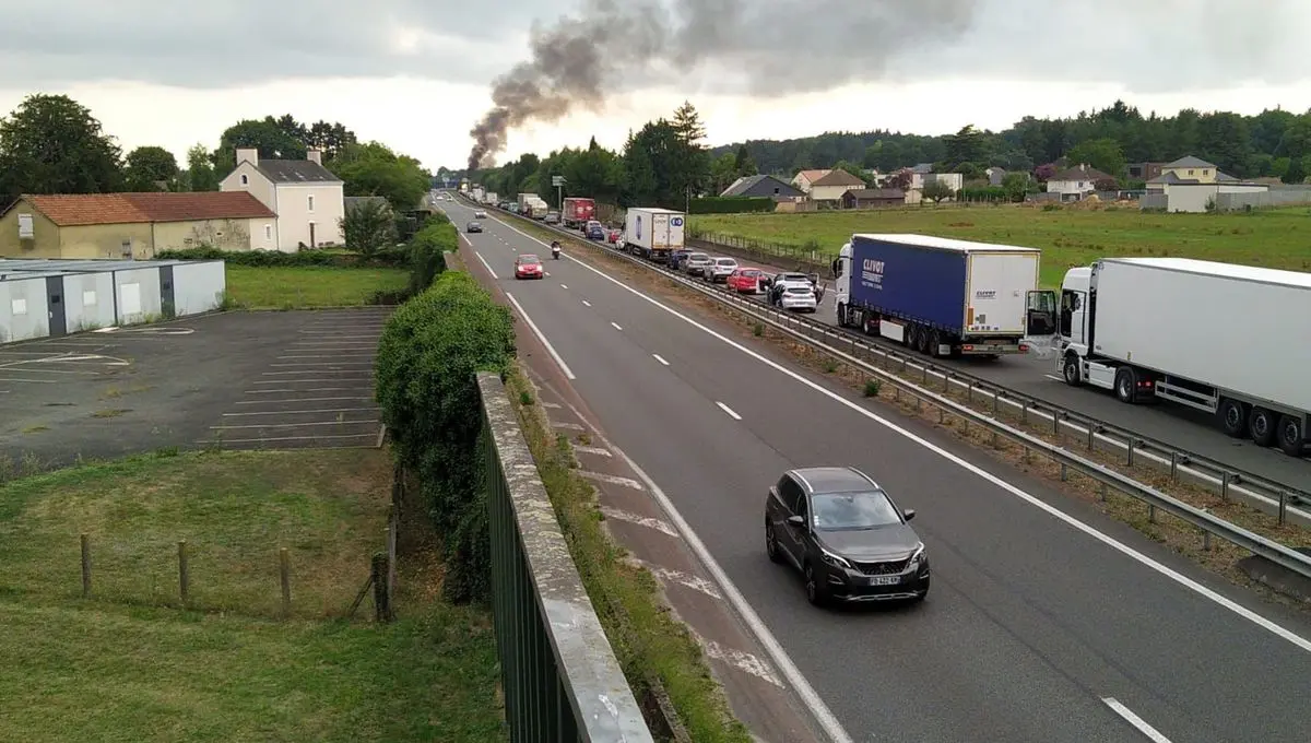 La rocade sud du Mans bloquée par l'incendie de la remorque d'un poids-lourd, l'odeur ressentie jusqu'à Lombron - ici