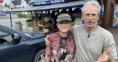 Claire et Guy près du Marché du Fermier qui achète des bleuets.
