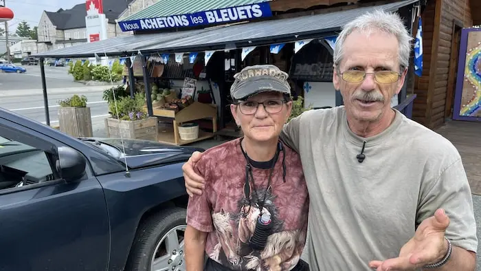 Claire et Guy près du Marché du Fermier qui achète des bleuets.
