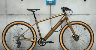 Un vélo électrique en chargement.