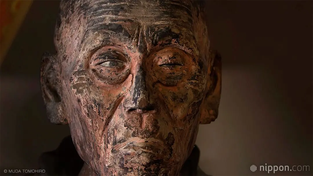 La statue du vieux moine Chôgen assis