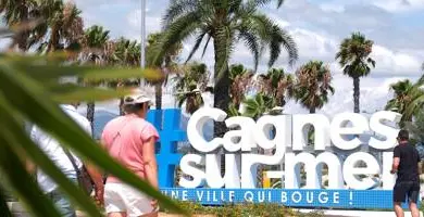 La structure #Cagnes-sur-Mer installée en juin ne passe pas inaperçue: mais séduit-elle les passants?