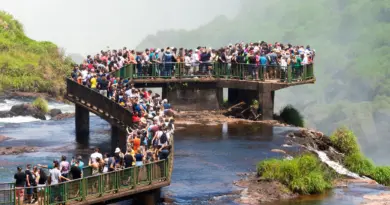 La technologie, carburant du sourtourisme… et possible frein ?