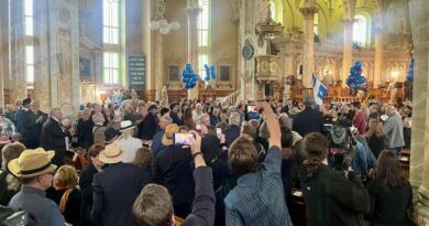 Des gens dans une église pour des funérailles.