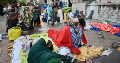 "Laisser tout pour aller en province" : des dizaines d'étrangers sans-abri évacués de Paris et emmenés en régions