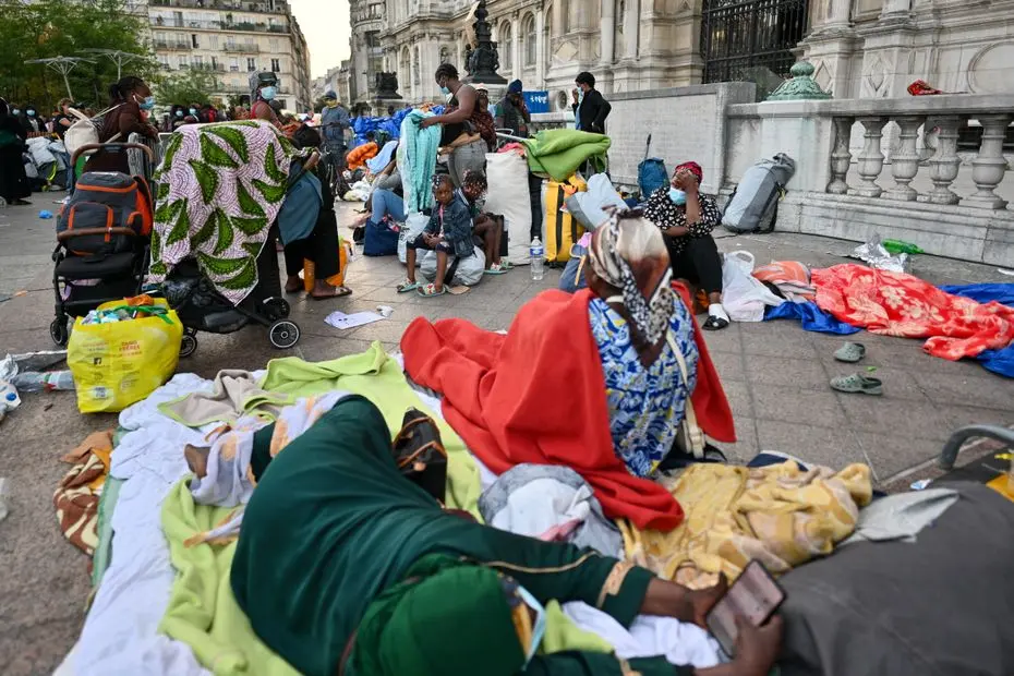 "Laisser tout pour aller en province" : des dizaines d'étrangers sans-abri évacués de Paris et emmenés en régions