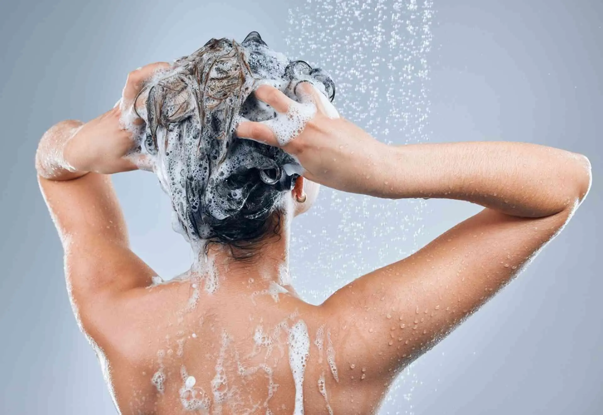 Laver ses cheveux : quelle fréquence adopter ?