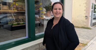 Karen Lachapelle pose devant ses locaux de Ville-Marie.