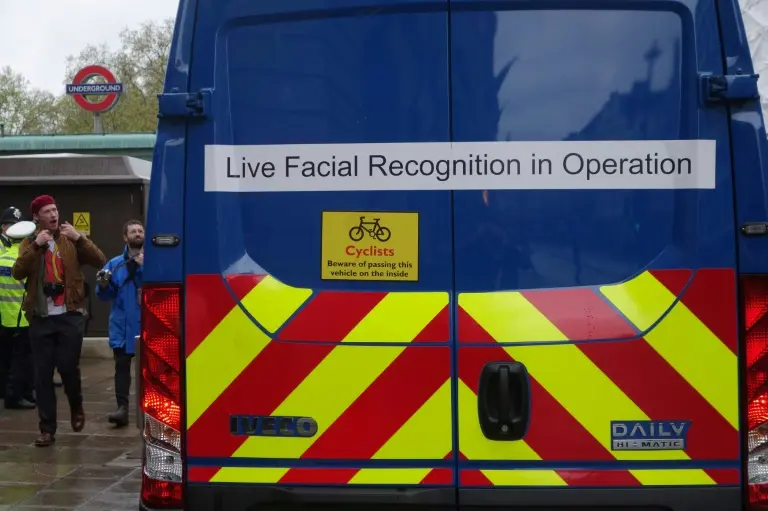 Le Royaume-Uni déploie la reconnaissance faciale en temps réel et à grande échelle