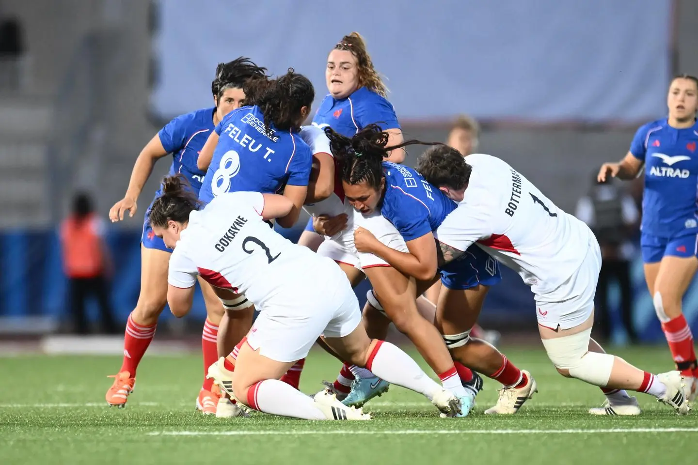 Le XV de France féminin sombre face à l’Angleterre et inquiète à deux semaines de la Coupe du monde