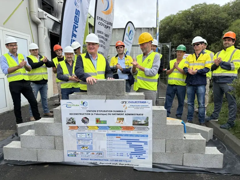 Le bâtiment administratif de la station d'épuration de Koutio se reconstruit, un an après les émeutes