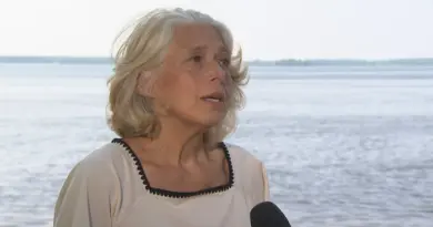 Maja Vodanovic en entrevue sur le bord du fleuve.