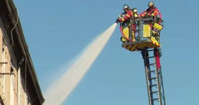 "Le feu est maitrisé, mais pas éteint", sept immeubles évacués, deux appartements et une menuiserie entièrement détruits avec risque d'effondrement