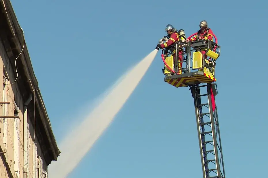 "Le feu est maitrisé, mais pas éteint", sept immeubles évacués, deux appartements et une menuiserie entièrement détruits avec risque d'effondrement