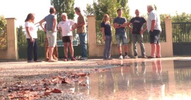 Le gaspillage d'eau dure depuis trois mois : en pleine sécheresse, une fuite de canalisation agace ces riverains, qui ne peuvent pas intervenir