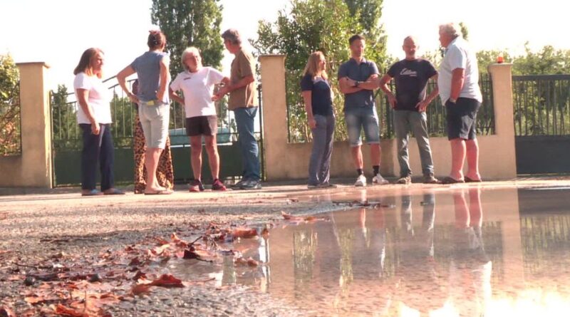 Le gaspillage d'eau dure depuis trois mois : en pleine sécheresse, une fuite de canalisation agace ces riverains, qui ne peuvent pas intervenir