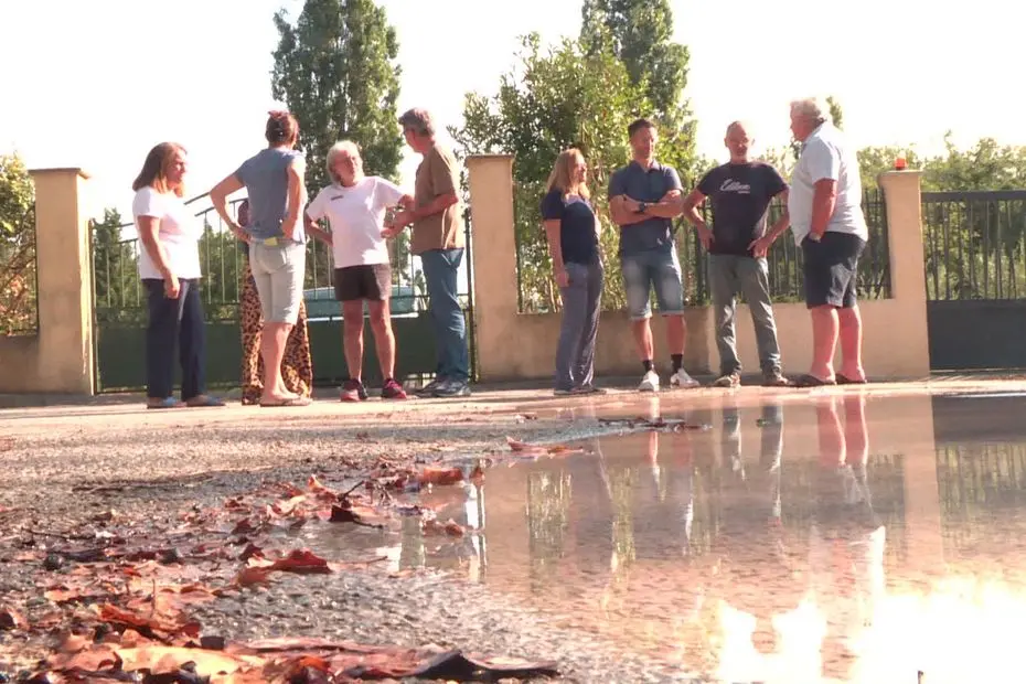 Le gaspillage d'eau dure depuis trois mois : en pleine sécheresse, une fuite de canalisation agace ces riverains, qui ne peuvent pas intervenir