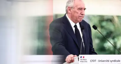Le gouvernement Bayrou va-t-il tomber ? Explorez les différents scénarios avec notre simulateur