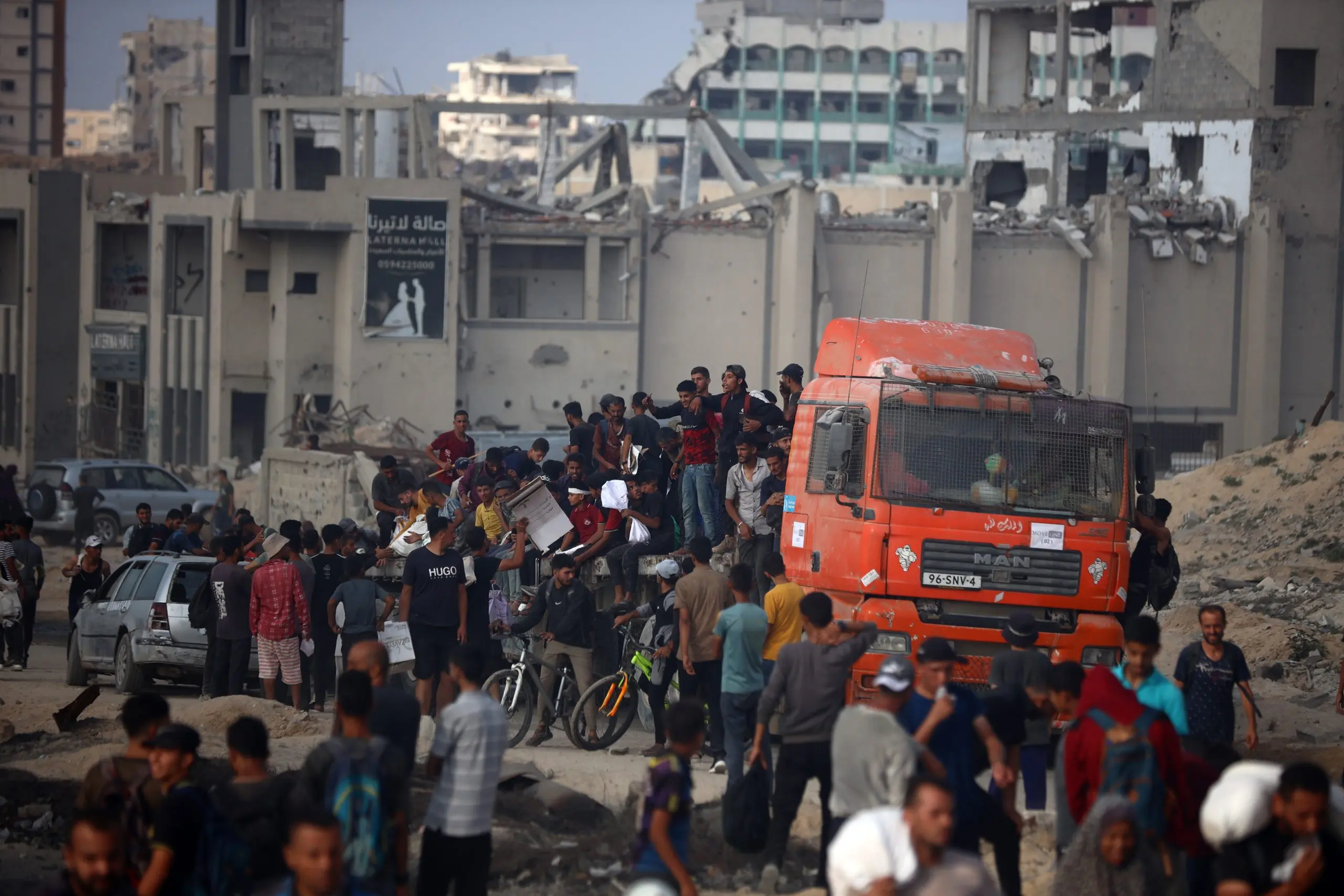 Le nombre de camions d'aide humanitaire entrant à Gaza est bien inférieur à ce que demande l'UE - Euractiv FR