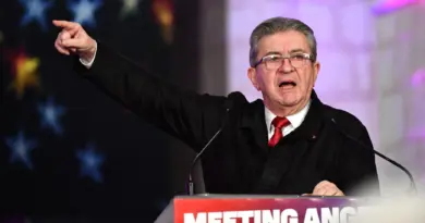 Le plan de Mélenchon en deux étapes pour « renvoyer Bayrou tout de suite »