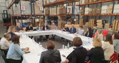 "Le problème, c’est quand on travaille et que l’on devient maman" : la ministre Aurore Bergé face aux femmes cheffes d’entreprise