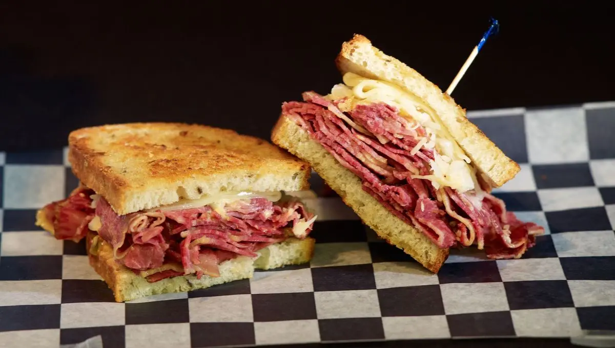 Le sandwich au pastrami, l'incontournable de la gastronomie new-yorkaise