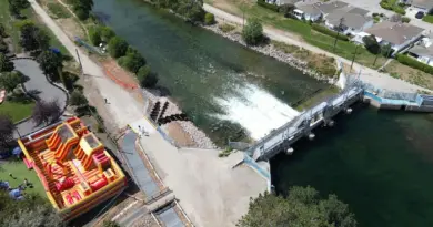 Une vue aérienne du barrage de la rivière Okanagan, le 18 août 2025.