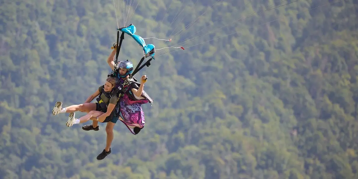 Le saut vertigineux de Fanny Smith en wingsuit