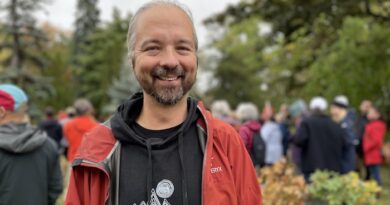 David Pelletier, pendant un rassemblement au cégep de Rimouski.