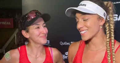 Deux femmes sourient en répondant à des questions devant un micro de Radio-Canada.