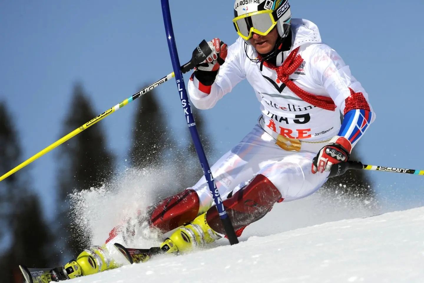 L’entraîneur de ski Joël Chenal, visé par une plainte pour agression sexuelle, interdit d’exercer