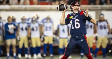 Un joueur de football s'apprête à lancer le ballon.