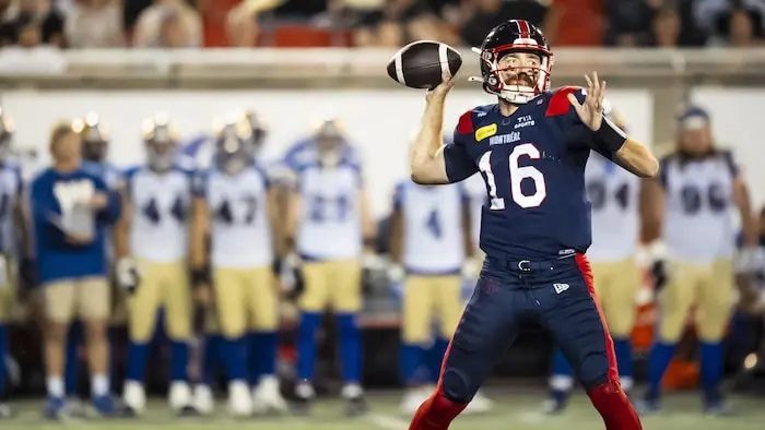 Un joueur de football s'apprête à lancer le ballon.